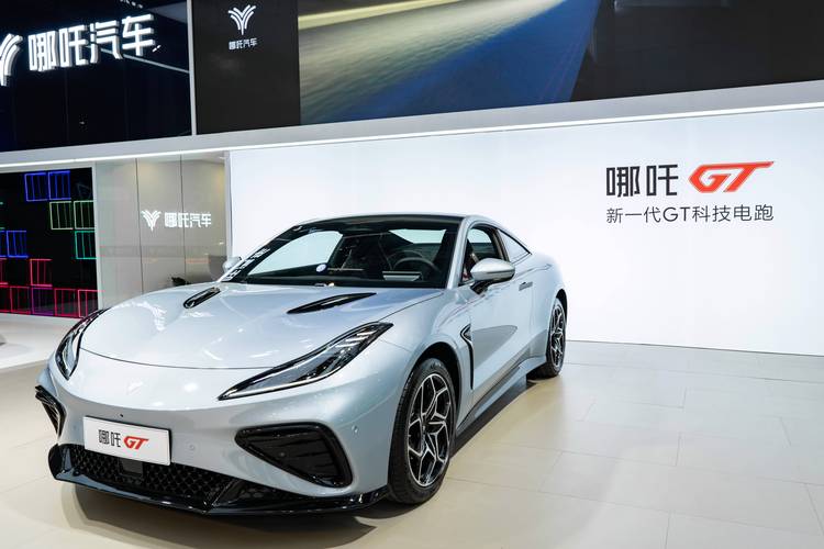 东莞288哪吒汽车在智能汽车领域的表现，领途汽车在新能源汽车市场中的影响力